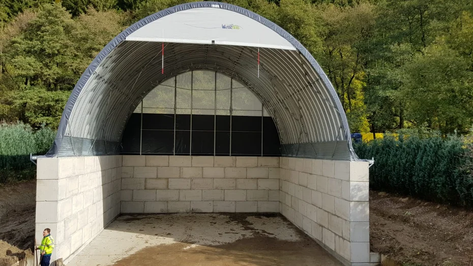 Rundbogenhalle mit Größenvergleich